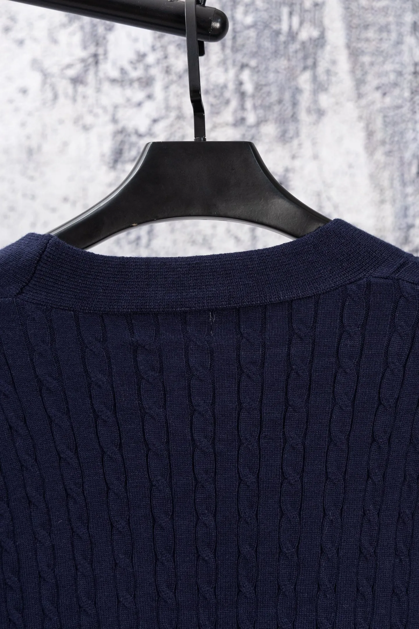 P190 Ralph Lauren Classic V-neck Solid Color Pony Embroidered Logo Knitted Cardigan Long Sleeve Ralph Lauren Classic Basic Versatile Twist Knitted Cardigan Long Sleeve Main supply platform live broadcast Wholesale entity Replenish when out of stock Not removed from the shelves Quality 1:1 patterning Complete three standards Correct version of pony logo Imported quality cotton yarn Focus on high-end Cost-effective Good quality Needless to say Zhao Lusi's same style is really amazing, so sweet I'm so beautiful. This cardigan is really good-looking. It's simple and easy to wear. It's a must-have for goddess ootd. Good-looking clothes are never picky. A must-have in the wardrobe of goddesses. Size: S-XL. Color: Navy blue, red, khaki, dark gray.